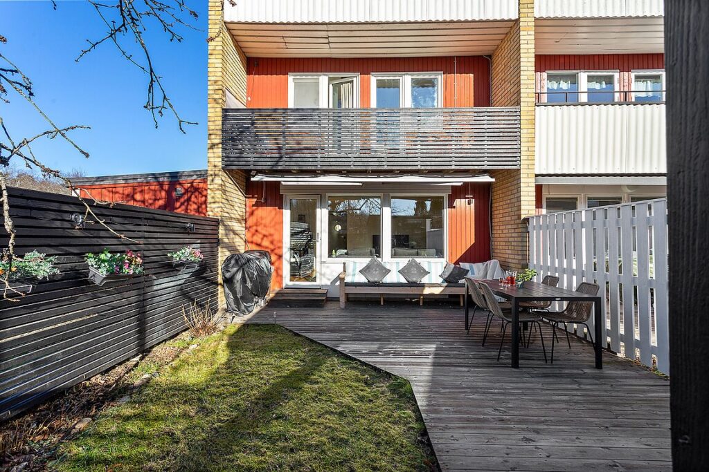 Stenläggning betongplattor uteplats gård BRF, Aspvik Värmdö