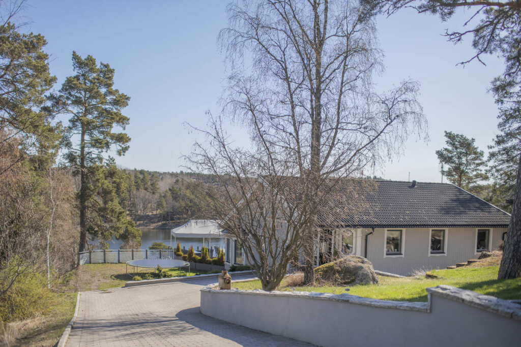 Trädgårdsanläggning & nya betongplattor fritidshus. Strängnäs Ulvhäll