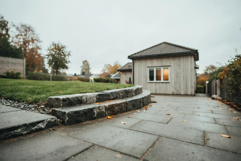 kantsten som h ller markstenen p plats smarta val f r uppfart g ng och uteplats